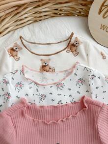 Conjunto de pijama de 3 piezas con parte superior de manga corta con estampado de oso de peluche y corazón floral, y pantalones con borde de lechuga para bebé niña - Rosa - Ver 7