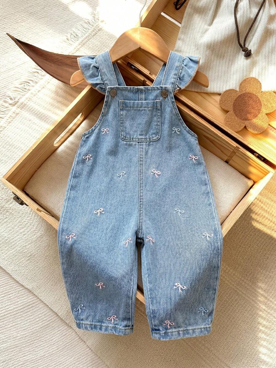 SHEIN Vintaside Kids 女婴柔软纯棉休闲牛仔背带裤,时尚百搭,舒适日常穿着,可爱简约设计,荷叶边肩带和刺绣蝴蝶结装饰,无弹力,浅蓝色水洗牛仔背带裤,适合日常穿着、居家、外出、派对等场合,新品上市 - 淺色水洗藍 - 查看 1