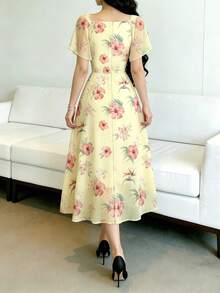 Modelyn 芙蓉花與天堂鳥印花淡黃色雪紡洋裝，女款時尚方領荷葉袖設計中長洋裝，收腰優雅款式，適合夏季度假與日常穿著 - 彩色 - 查看 2