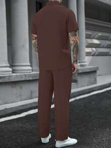 Manfinity CasualCool 2件組男士休閒純色紋理短袖襯衫與抽繩腰鬆直筒長褲套裝，兩件式穿搭衣著，舒適正式 - 棕色 - 查看 2