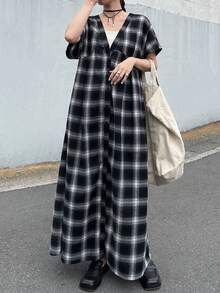 FRIFUL 女士格子V领短袖单排扣宽松休闲长连衣裙，适合夏季度假穿着。 - 黑與白 - 查看 7
