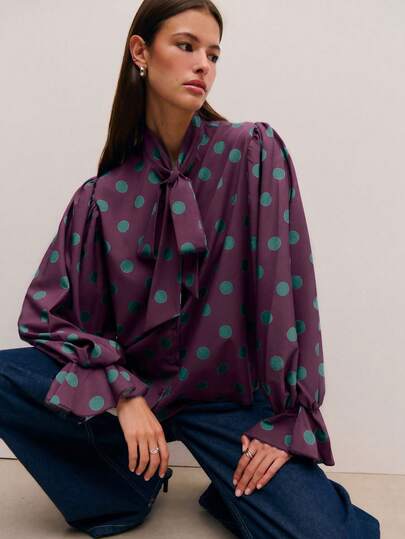 Nöista Alegre pero elegante, blusa con lunares ligeros, un lazo llamativo es perfecto para atuendos de vacaciones de primavera, fiestas o atuendos de cumpleaños para cenas. Una parte superior con estilo para quienes aman los estampados con un toque moderno. Estilo de verano, look festivo de resort y Día de San Valentín.