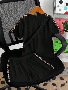 SHEIN 2件套男童休闲撞色短袖T恤短裤套装，含斜挎包，适合日常休闲户外活动，春夏款 - 黑色 - 查看 2