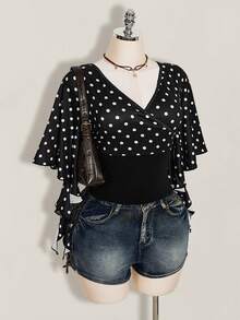 SHEIN ICON 大码女式V领黑白波点荷叶边袖T恤 - 黑與白 - 查看 8
