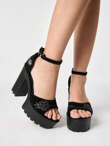 ROMWE Goth Sandalias de tacón alto con punta abierta y estilo punk gótico con bordado floral, ajuste elástico, decoración de hebilla de tobillo de metal, plataforma gruesa impermeable, tacón ancho, zapatos de mujer para fiesta de primavera/verano, club nocturno y festival. - Negro - Ver 1