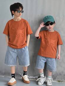 Bộ đồ thể thao 2 món cho bé trai, gồm áo thun cổ tròn tay ngắn dáng rộng thoải mái và quần short denim, màu kaki, kiểu dáng cơ bản, phong cách Y2K, quần áo trẻ em trai, trang phục mùa hè cho bé trai, thích hợp cho mùa xuân/hè, đi chơi, ngày Valentine, hẹn hò, du lịch, kỳ nghỉ, họp mặt gia đình, tựu trường, đám cưới, sự kiện trang trọng, thể thao, tiệc sinh nhật. - Nhiều màu - Xem 4