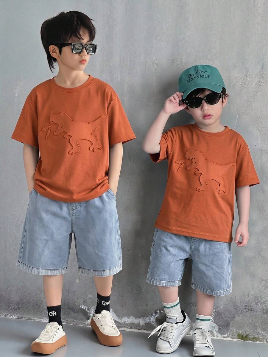 Bộ đồ thể thao 2 món cho bé trai, gồm áo thun cổ tròn tay ngắn dáng rộng thoải mái và quần short denim, màu kaki, kiểu dáng cơ bản, phong cách Y2K, quần áo trẻ em trai, trang phục mùa hè cho bé trai, thích hợp cho mùa xuân/hè, đi chơi, ngày Valentine, hẹn hò, du lịch, kỳ nghỉ, họp mặt gia đình, tựu trường, đám cưới, sự kiện trang trọng, thể thao, tiệc sinh nhật.