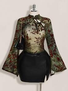 SHEIN ICON Áo kiểu nữ cỡ lớn mùa xuân/hè gợi cảm, phong cách retro cá tính, tiên phong, táo bạo, phong cách Y2K thanh lịch, hiện đại đô thị, màu xanh lá cây, lưới, nâu, họa tiết hoa nhung, kiểu sườn xám Trung Quốc mới, cổ khoét rỗng, tay áo loe buộc dây, dáng ôm. - màu xanh lá - Xem 8