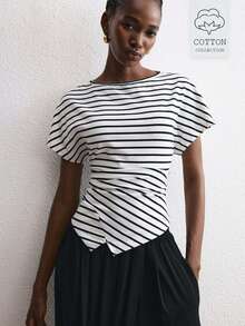 ATUI Studio Camiseta de manga corta a rayas en blanco y negro de estilo minimalista moderno, top con pliegues laterales en la cintura al estilo europeo y americano con diseño sofisticado, corte slim con bajo irregular, prenda versátil a rayas clásica para uso diario y casual, camiseta de punto con bajo curvo de diseño de nicho - Blanco - Ver 1