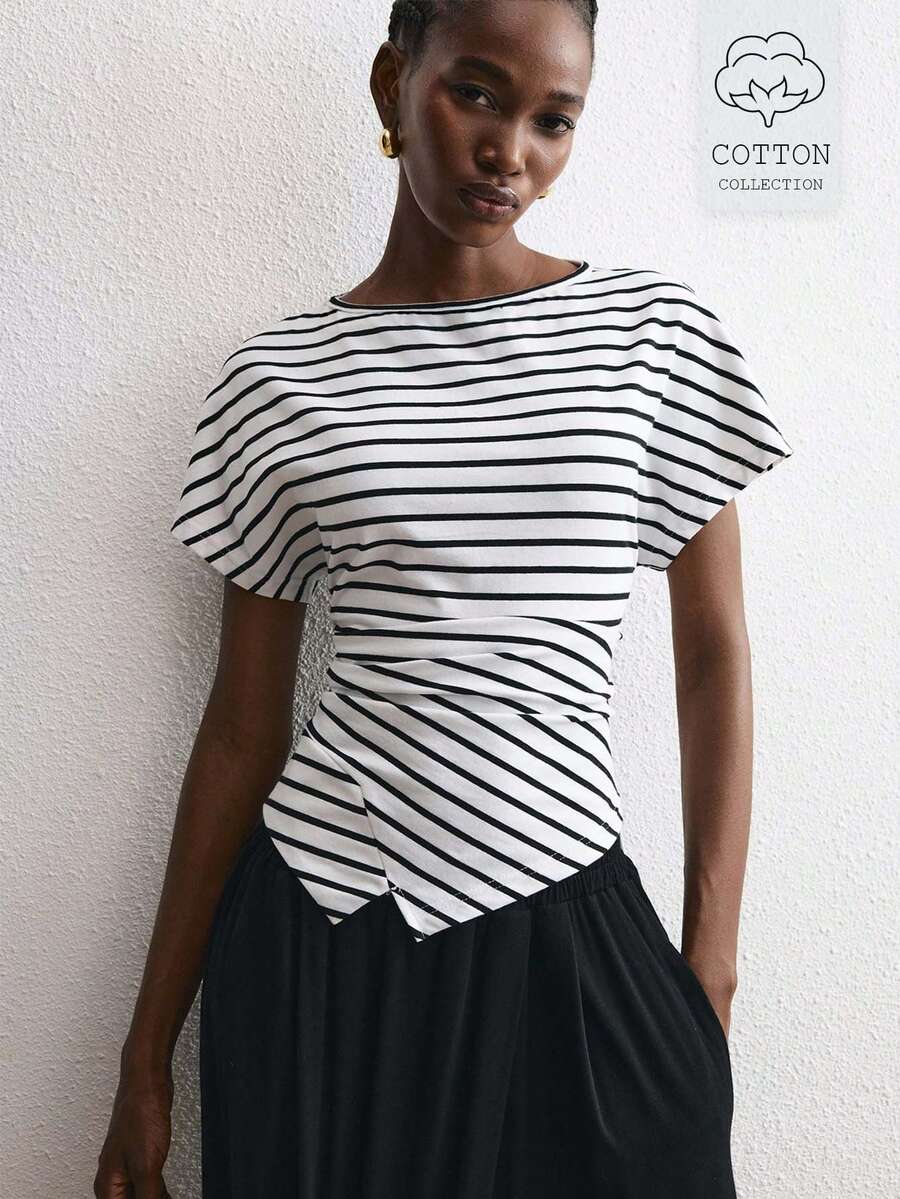ATUI Studio Camiseta de manga corta a rayas en blanco y negro de estilo minimalista moderno, top con pliegues laterales en la cintura al estilo europeo y americano con diseño sofisticado, corte slim con bajo irregular, prenda versátil a rayas clásica para uso diario y casual, camiseta de punto con bajo curvo de diseño de nicho - Blanco - Ver 1