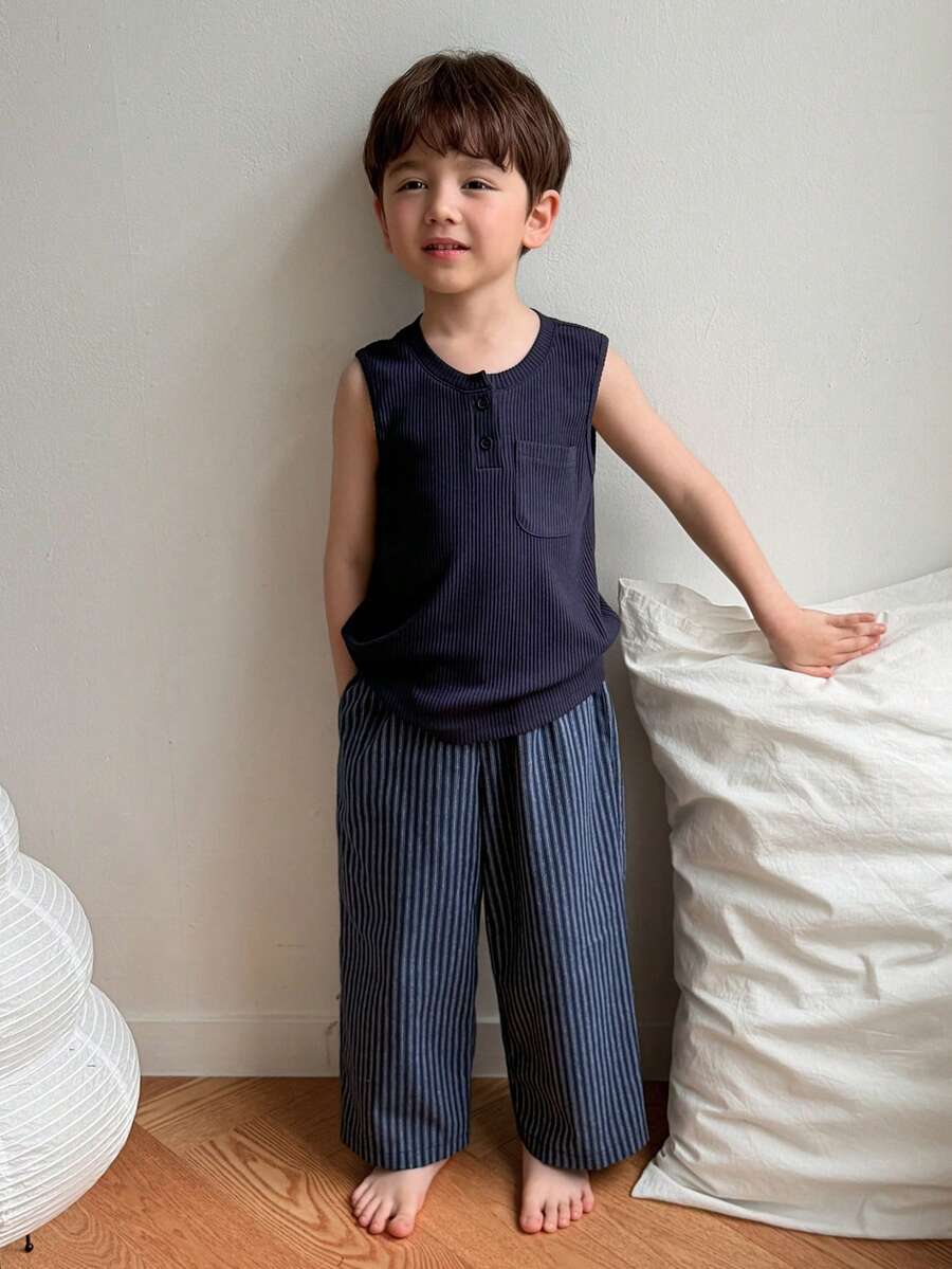 DAZY Bộ đồ mặc nhà cho bé trai gồm áo tank top không tay cổ tròn và quần ống đứng kẻ sọc, thích hợp cho bé mặc ở nhà. - Màu xám đen - Xem 1
