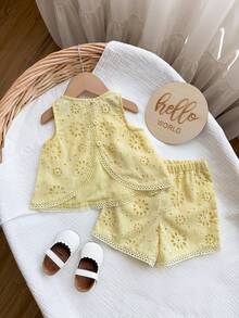 Bộ đồ mùa hè dễ thương cho bé gái gồm áo không tay thêu ren khoét lỗ và quần short cạp chun. - Màu Mù tạt vàng - Xem 5