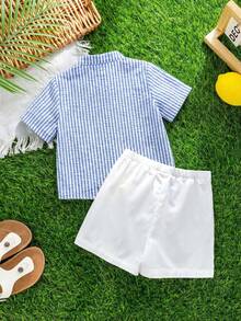 SHEIN Bộ 2 món cho bé trai: áo sơ mi ngắn tay cổ bẻ kẻ sọc và quần short trắng, thoải mái và đa năng, phù hợp mặc trong nhà, ngoài trời, hàng ngày, thể thao, vui chơi, dự tiệc, chụp ảnh, kỳ nghỉ, thích hợp cho mùa xuân/hè. - Nhiều màu - Xem 2