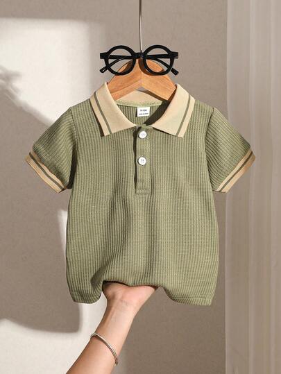 SHEIN Vintaside Kids 男婴经典绿色华夫格纹杏色polo衫，白色撞色纽扣半开襟短袖休闲上衣，夏季街头风运动装，适合上学、度假、户外穿着，复古风，男婴服装，polo衫，适合6个月至3岁幼儿穿着。