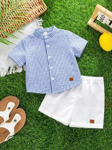 SHEIN Bộ 2 món cho bé trai: áo sơ mi ngắn tay cổ bẻ kẻ sọc và quần short trắng, thoải mái và đa năng, phù hợp mặc trong nhà, ngoài trời, hàng ngày, thể thao, vui chơi, dự tiệc, chụp ảnh, kỳ nghỉ, thích hợp cho mùa xuân/hè. - Nhiều màu - Xem 3