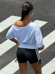 Muchica 女士字母印花不对称肩部修身上衣和系带短裤运动套装 - 黑與白 - 查看 2
