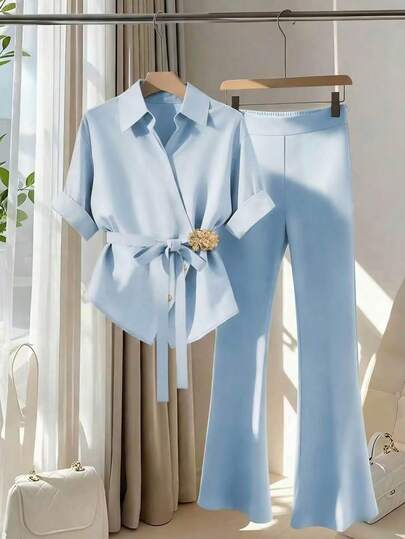 GlowEve CURVE Chemise à manches courtes col chemisier bleue pour femmes grandes tailles, nouveauté été. Boutons métalliques, design de boutons irrégulier, élégante et polyvalente. Assortie à un pantalon décontracté évasé taille haute élastique. Ensemble deux pièces simple pour femme navetteur, coloris bleu clair