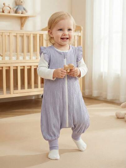 Cozy Pixies 1 Túi ngủ cho bé có xẻ chân, vải jacquard nhăn màu tím, tay áo ren không tay, mềm mại và nhẹ.