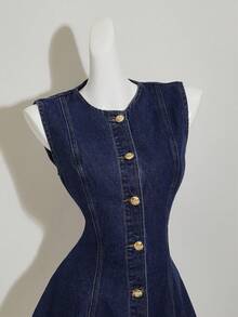 SHEIN PETITE Vestido corto de mezclilla sin mangas con botones delanteros para mujer, vestimenta casual de verano, vintage y de fiesta para mujeres. Vestido de mezclilla sin mangas con cintura ajustada y botones delanteros para mujer - Azul lavado oscuro - Ver 3