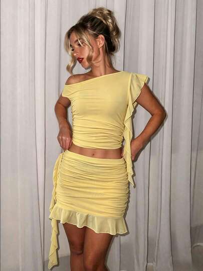 SHEIN Glamour Conjunto de dos piezas de top de un hombro de malla de color amarillo y minifalda, elegante y de alta gama, perfecto para festivales de música de verano, estilo callejero, conciertos, discotecas, atuendos para citas, atuendos de cumpleaños de mujer, esencial para fiestas, conjunto básico, conjunto para salidas diarias, ideal para viajes y vacaciones de playa de verano