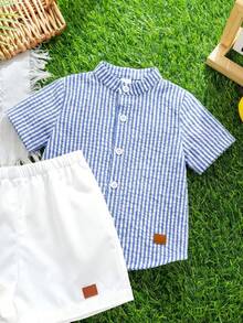 SHEIN Bộ 2 món cho bé trai: áo sơ mi ngắn tay cổ bẻ kẻ sọc và quần short trắng, thoải mái và đa năng, phù hợp mặc trong nhà, ngoài trời, hàng ngày, thể thao, vui chơi, dự tiệc, chụp ảnh, kỳ nghỉ, thích hợp cho mùa xuân/hè. - Nhiều màu - Xem 6