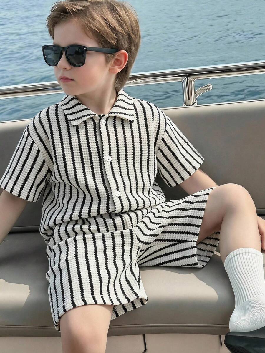 SHEIN Set de 2 piezas para niños preadolescentes que incluye una camisa con estampado de árbol de coco tejido y pantalones cortos de cintura elástica de unicolor