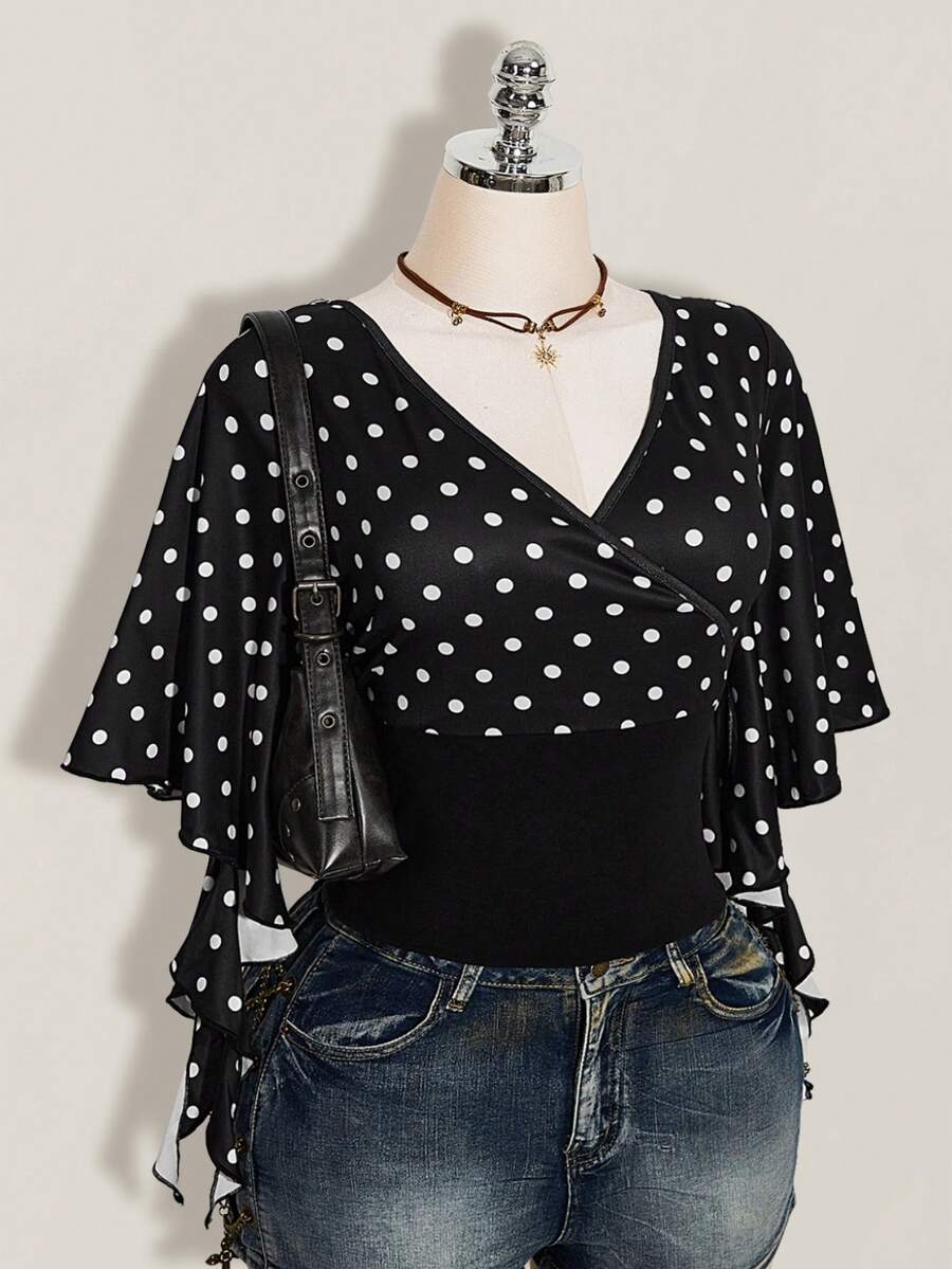SHEIN ICON 大码女式V领黑白波点荷叶边袖T恤 - 黑與白 - 查看 1