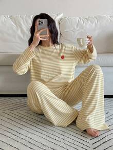 DAZY Conjunto de pijama holgado de 2 piezas con estampado de manzana y rayas para mujer - Amarillo - View 4