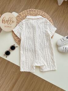 Bộ áo liền quần ngắn tay màu trắng kiểu dáng thường ngày cho bé trai, có cúc cài phía trước và cổ áo. Bộ áo liền quần dệt kim màu kem thời trang. - Màu be - Xem 2