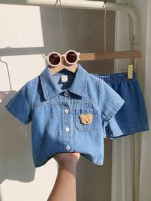 SHEIN Playful Pals Bộ đồ denim xanh mùa hè cho bé trai, áo cardigan tay ngắn ve thời trang kết hợp với quần short, phong cách thường ngày, dáng rộng, thích hợp cho các buổi đi chơi, giải trí tại nhà, thể thao hàng ngày, sự kiện tiệc tùng - Màu xanh nhạt - Xem 1