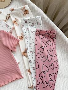 Conjunto de pijama de 3 piezas con parte superior de manga corta con estampado de oso de peluche y corazón floral, y pantalones con borde de lechuga para bebé niña - Rosa - Ver 8
