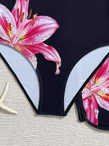 SHEIN 少女黑色百合印花露背连体泳衣，配短裤，时尚休闲优雅，适合游泳和夏季度假 - 黑色 - 查看 5