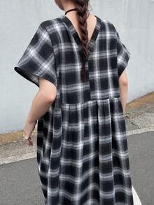 FRIFUL 女士格子V领短袖单排扣宽松休闲长连衣裙，适合夏季度假穿着。 - 黑與白 - 查看 5
