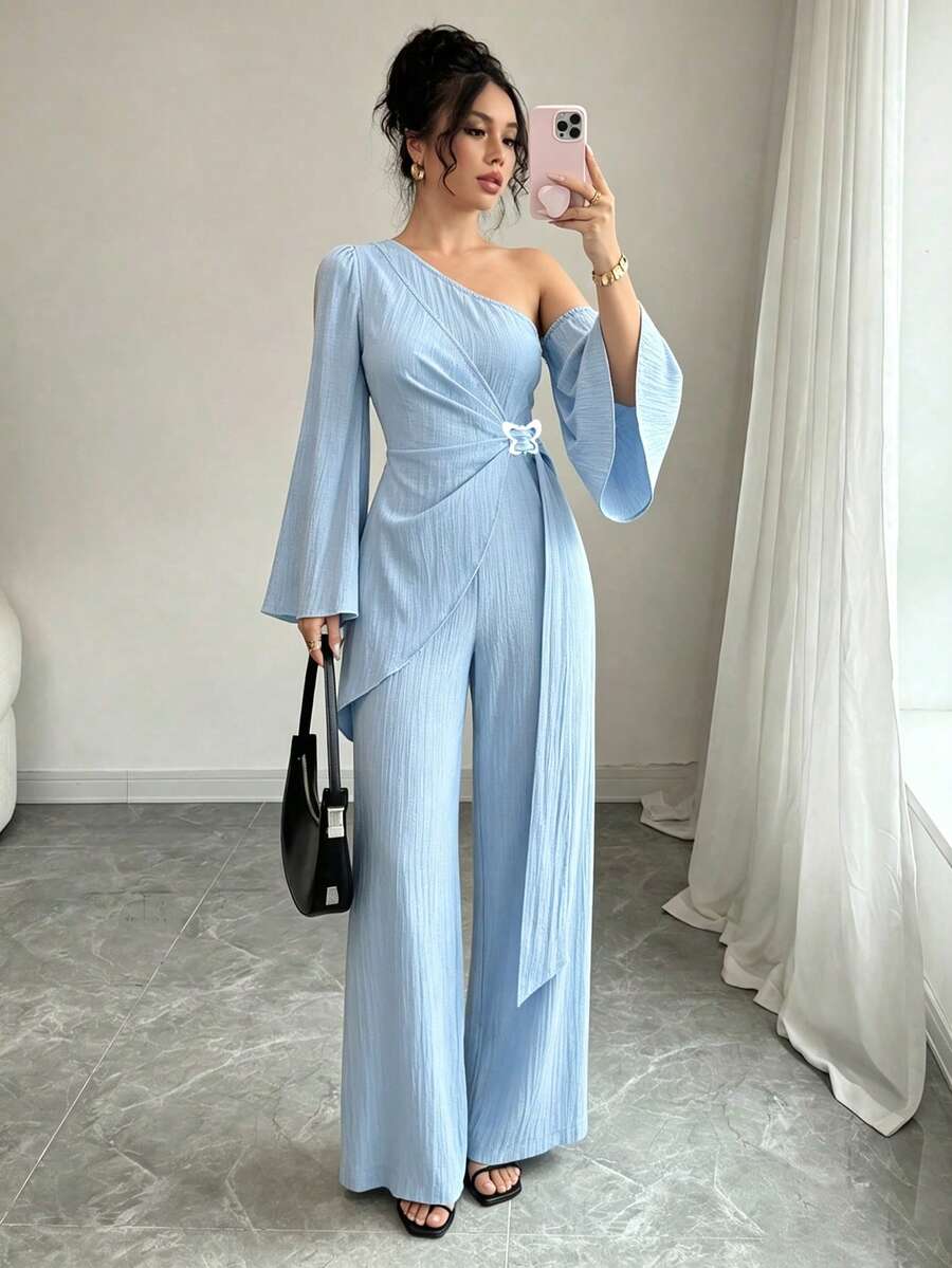 Modelyn Mono elegante de mujer con cuello asimétrico, recorte en el hombro, hebilla metálica en la cintura, tela texturizada, pantalones de pierna recta