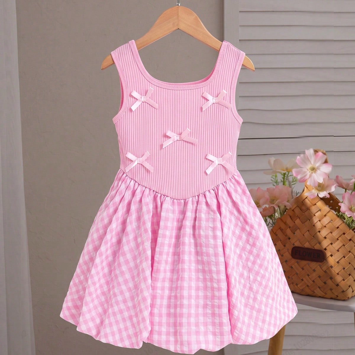 Vestido sin mangas rosa para niñas pequeñas, parte superior tejida con acento de lazo, falda abullonada a cuadros, estilo dulce, adecuado desde prim