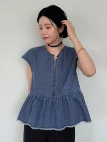 FRIFUL 女款圓領荷葉邊下擺休閒百搭牛仔上衣，適合夏季日常穿著 - 中等水洗藍 - 查看 4