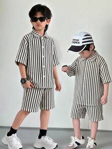 SHEIN Set de 2 piezas para niños preadolescentes que incluye una camisa con estampado de árbol de coco tejido y pantalones cortos de cintura elástica de unicolor - Verde - Ver 5