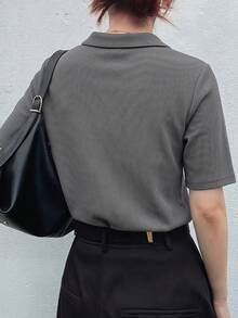 FRIFUL 女士修身 Polo 领金属纽扣装饰短袖 T 恤，夏季 - 灰色 - 查看 2