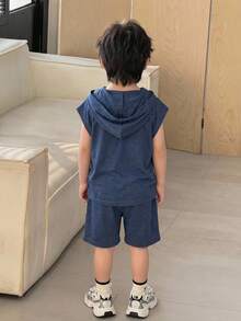 SHEIN Little Byeori 两件套儿童男童休闲蓝色纯色舒适连帽短袖宽松T恤短裤套装，适合春夏季节穿着，适合户外玩耍、上学、街头摄影、聚会和居家休闲。 - 藍色 - 查看 2