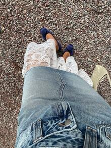 DAZY Rok Mini Denim Kasual Wanita dengan Pinggang Asimetris dan Hiasan Renda - Light Wash - View 5