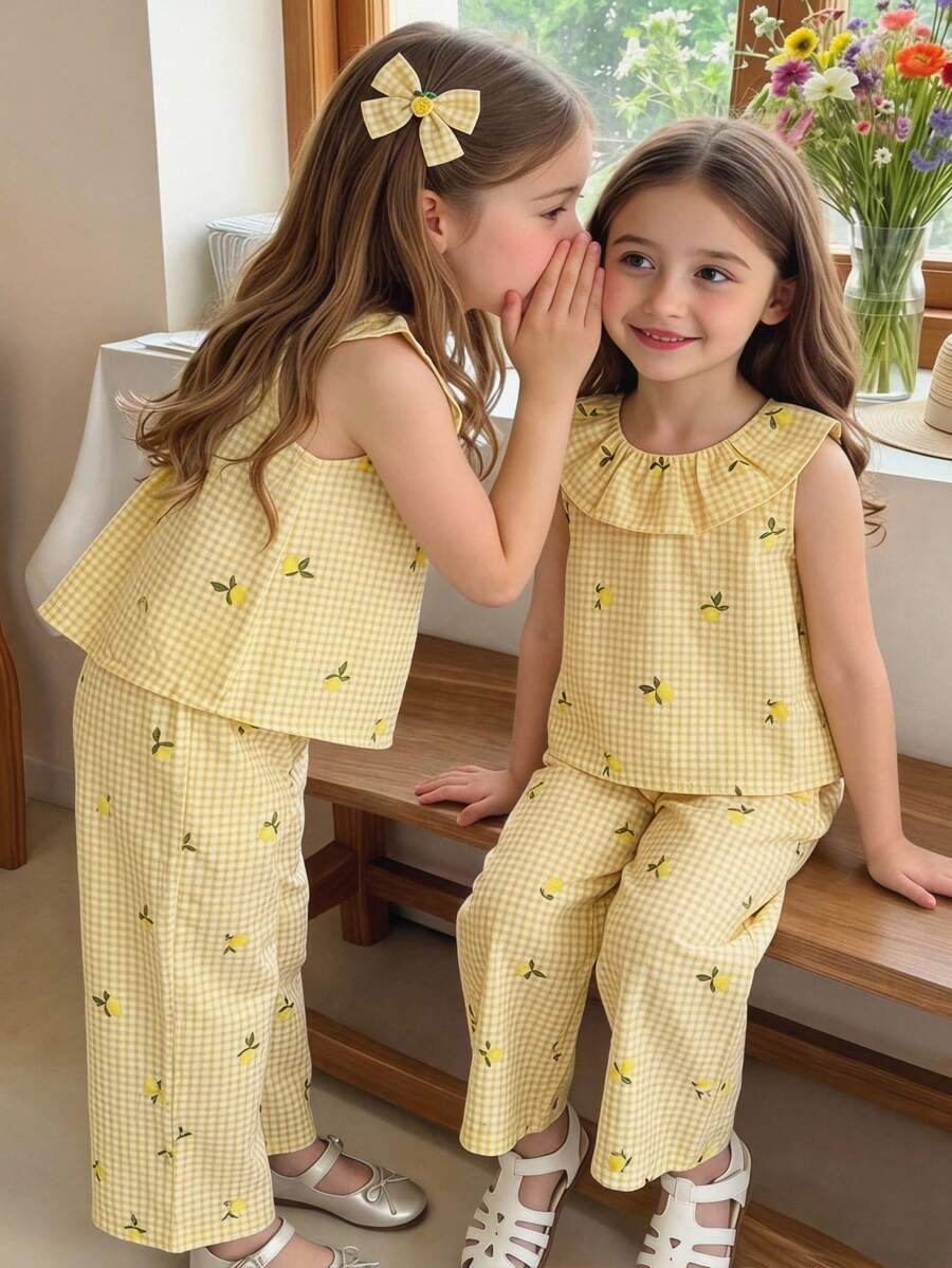 SHEIN 2 piezas Conjunto de top sin mangas con estampado de limón y pantalones, estilo dulce y lindo de princesa para niña, a cuadros amarillos + estampado de frutas de limón + cuello con volantes, adecuado para fiestas, actividades entre padres e hijos, uso diario, vuelta al colegio
