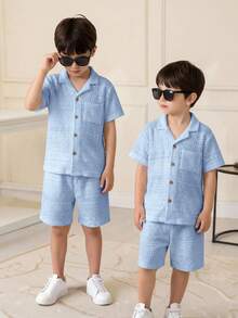 SHEIN Little Byeori 1件組小男孩休閒翻領寬鬆短袖襯衫，夏季，搭配，家庭度假，假期，返校 - 淺藍色 - 查看 3