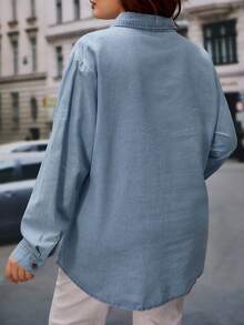 SHEIN Essnce 大碼捲邊袖弧形下擺牛仔襯衫 - 淺色水洗藍 - 查看 2