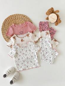 Conjunto de pijama de 3 piezas con parte superior de manga corta con estampado de oso de peluche y corazón floral, y pantalones con borde de lechuga para bebé niña - Rosa - Ver 3