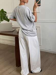 Livesso Set de 2 piezas de pijama de verano con camiseta de manga corta holgada con estampado gráfico y pantalón recto largo para mujer - Gris - Ver 2