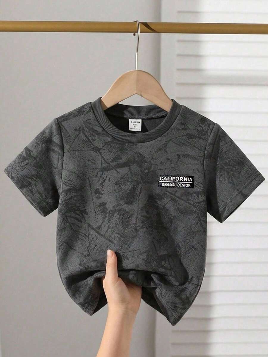 SHEIN Camiseta de manga corta con cuello redondo y estampado minimalista para niños pequeños - Gris - Ver 1