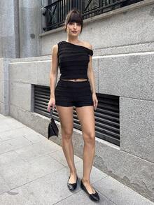 Marta Soriano 女士度假春夏两件套：红白条纹针织不对称肩部短款上衣和超低腰紧身短裤，适合派对、圣诞节、情人节、约会、海滩、游轮、狂欢节、复活节 - 黑色 - 查看 1
