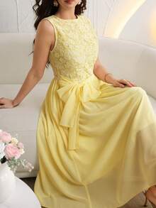 Modelyn 黄色刺绣雪纺系带无袖中长连衣裙，优雅夏季度假女装 - 黃色 - 查看 6