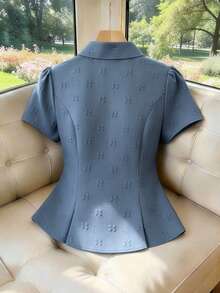 SHEIN Elenzya Áo sơ mi nữ màu xanh dương họa tiết cỏ bốn lá, cổ áo bằng vải dệt, cài một hàng khuy, tay áo ren rỗng hình cánh hoa, eo thon gọn, kiểu dáng thanh lịch công sở thường ngày. - Màu xanh lam - Xem 2