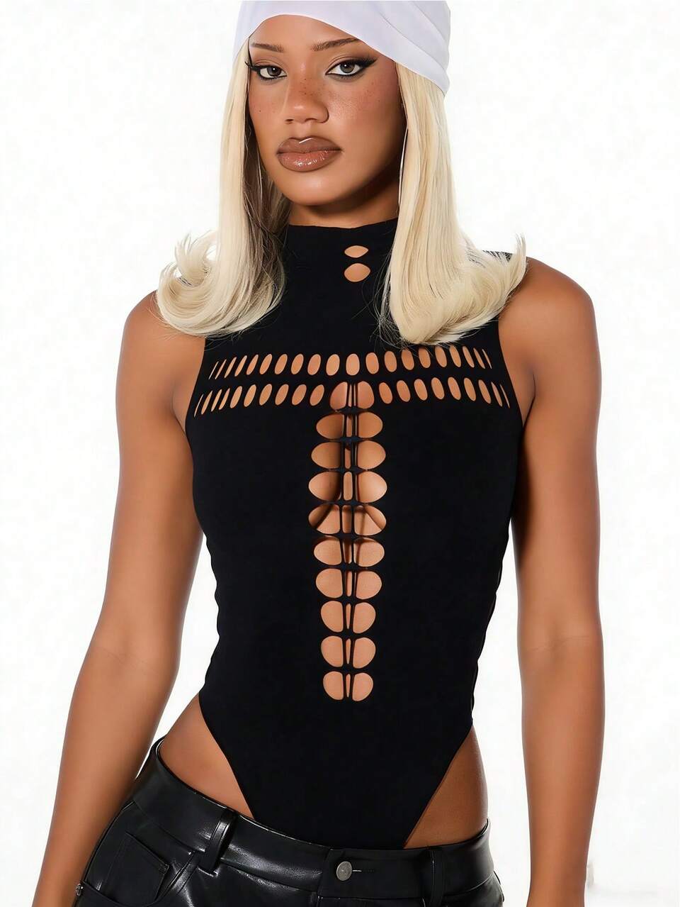 SUMWON WOMEN Bodysuit Preto Sem Mangas com Decote Halter, Painel Frontal com Recorte em Escada e Detalhe de Cadarço Lateral para Noite de Encontro e Festa de Verão